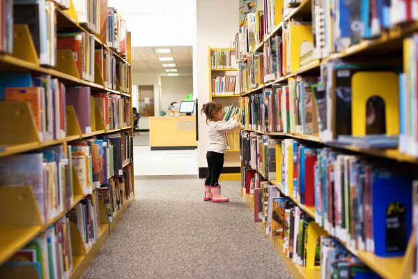 Child-in-library-reaching-books